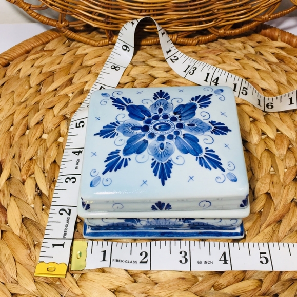 Rare, porcelain box.  Excellent condition.  Check - Picture 5 of 12